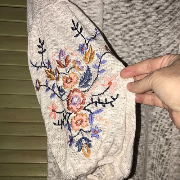 Long cream colored shrug with embroidery - Picture 2 of 4